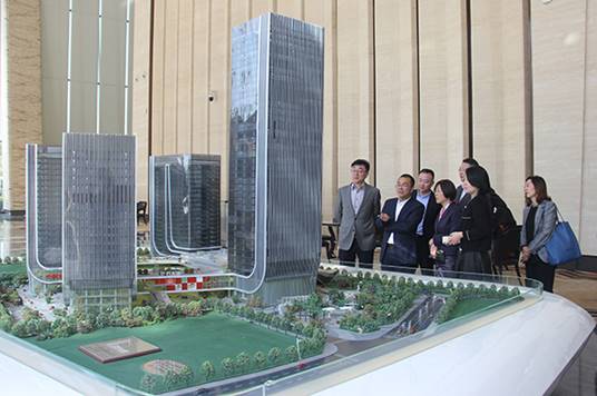 说明: F:\【资料与办公】\办公区\2.网站新闻\2019年\12月\2019.12.10 上海市松江区经济科技开发区党工委书记袁球坤一行莅临方大集团考察\参观(文中.jpg